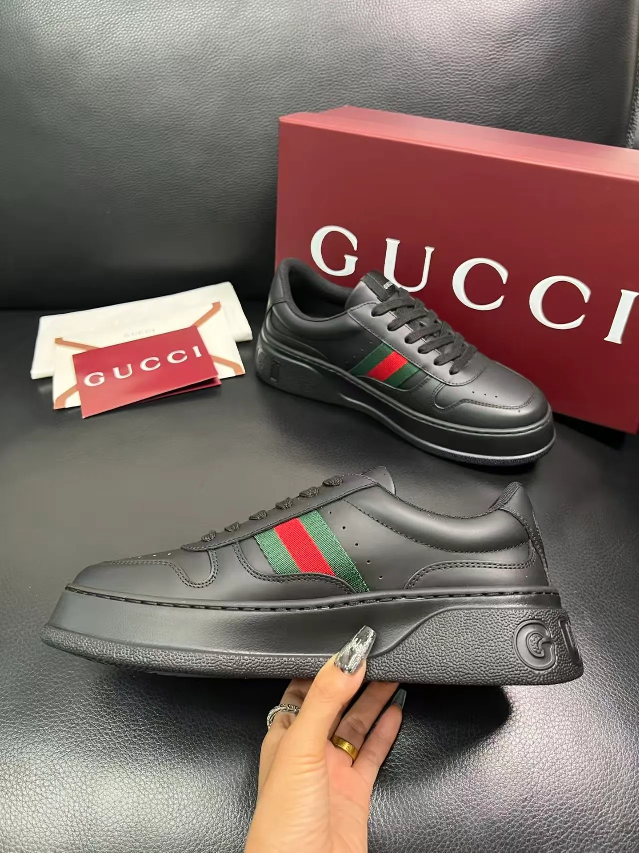 P420 new men's shoes GUCCI [Lightning] latest shoes are shipped. Original quality, fashionable, special materials, inner mesh, brand new packaging. The foot feels super comfortable and the workmanship is impeccable. Size: 38-45
